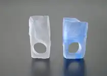 Kvit og blå ring på grå bakgrunn: Foto: Federico Cavicchioli